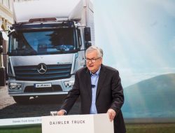 Daimler Truck catat peningkatan transaksi jual beli di dalam bursa global pada 2023