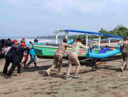 58 Perahu Pesiar di Pantai Barat Pangandaran Ditertibkan Petugas