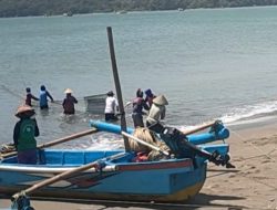 Cuaca Buruk Hantam Pangandaran, Nelayan Jaring Arad Bertaruh Nasib di Tengah Ombak