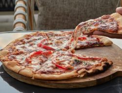 Diplomasi Pizza dan Aroma Kayu Bakar di Langit Pangandaran