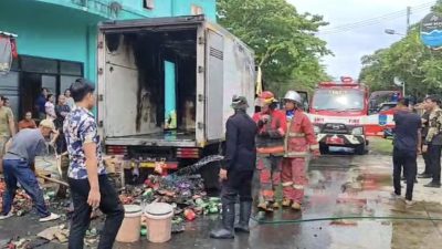 Mobil Boks Terbakar di Depan Pasar Wisata Pangandaran, Muatan Hangus 70 Persen
